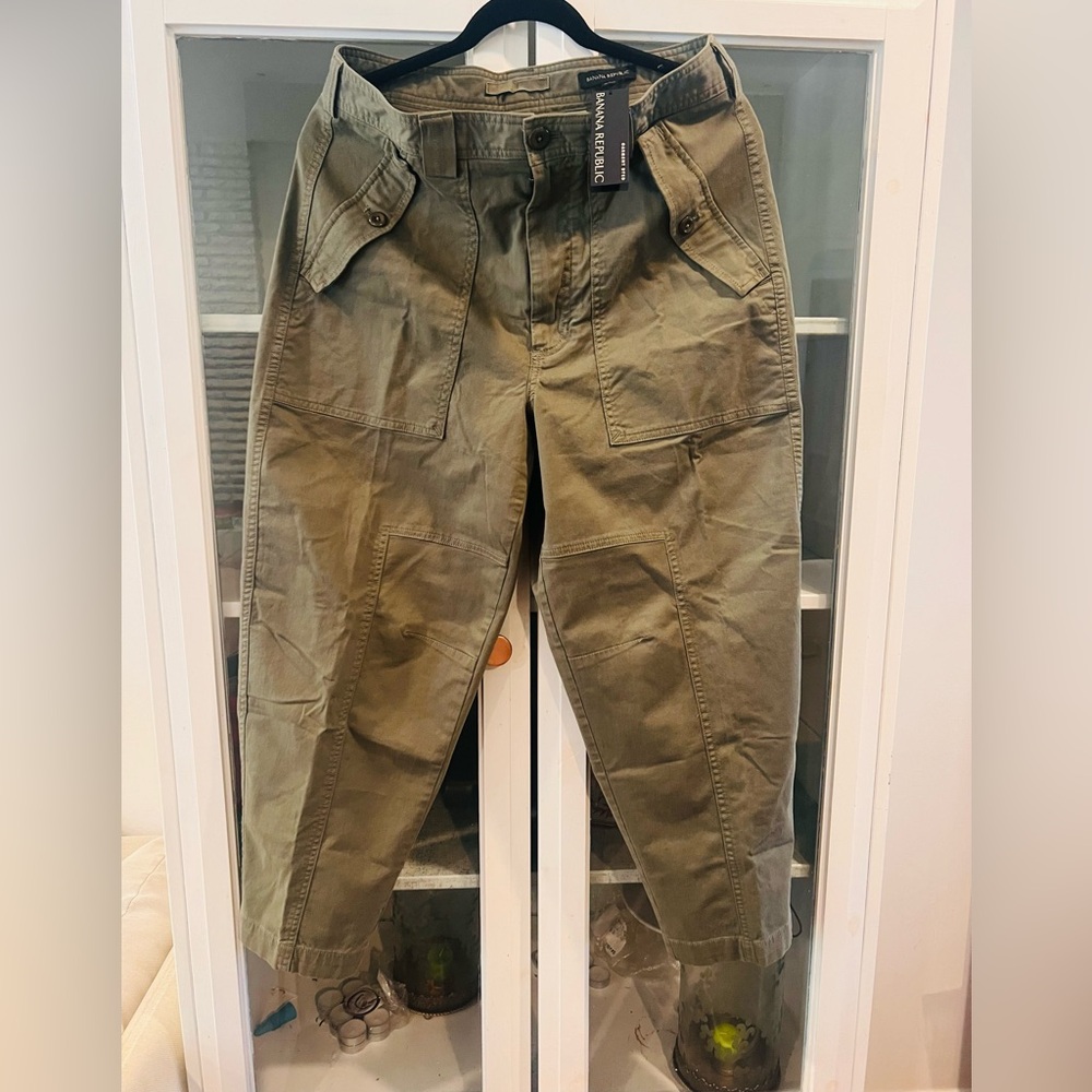 Banana republic cropped twill cargo pants.